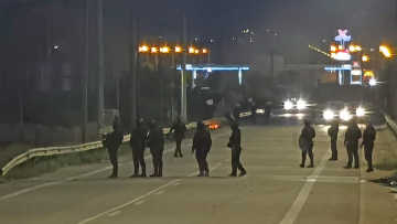 Ρομά έκλεισαν σε δύο σημεία την Εθνική Αθηνών - Κορίνθου - Συγκεντρώσεις σε Μέγαρα, Ζευγολατιό