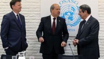 Κύπρος: Τυπική χειραψία αντάλλαξαν Αναστασιάδης - Τατάρ σε συνάντηση στη νεκρή ζώνη της Λευκωσίας