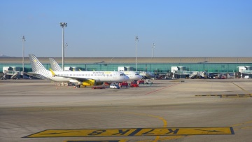 Βαρκελώνη: Αναγκαστική προσγείωση για έγκυο που προσποιήθηκε ότι γεννά - Διέφυγαν 14 μετανάστες