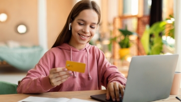 Ευρωπαϊκή Κάρτα Νέων: Πάνω από 10.000 αιτήσεις - Ποιοι δικαιούνται εκπτώσεις και προσφορές για ένα έτος