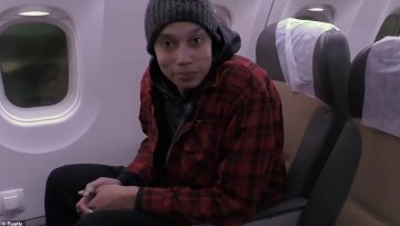 Ανταλλαγή αιχμαλώτων - Eλεύθερη πλέον η Γκράινερ - Δείτε βίντεο από την πτήση της επιστροφής στις ΗΠΑ