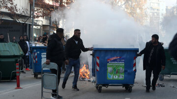 Ρομά έκαψαν επιχειρήσεις, εισέβαλαν σε καφενεία και ξυλοκόπησαν πολίτες