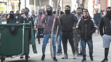 Ρομά ξάδερφος του 16χρονου απειλεί: Θα πάρουμε τον νόμο στα χέρια μας αν δεν τιμωρηθεί ο αστυνομικός