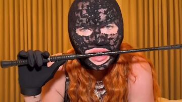 Η Μαντόνα κοιμάται... καλύπτοντας όλο το κεφάλι με δαντέλα 