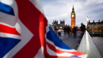 Politico: Σκάνδαλο στο Λονδίνο - Βουλευτές πήγαιναν σε αποστολές αλλά έκαναν σεξοτουρισμό