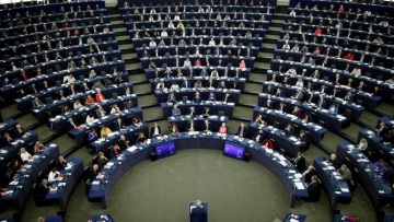 Qatargate: «Πάγωμα» στα επείγοντα ψηφίσματα του Ευρωκοινοβουλίου ζητά το ΕΛΚ