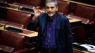 Ο Τσακαλώτος κρατά αποστάσεις από το «ναι» του ΣΥΡΙΖΑ στο επίδομα των αστυνομικών