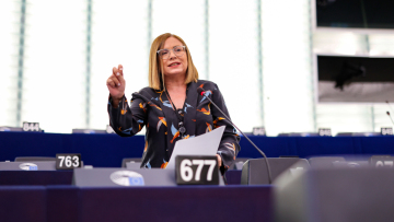 Μαρία Σπυράκη: Παραιτούμαι της ασυλίας - Να ξεκαθαρίσει το θέμα με τον  βοηθό μου, δεν έχω σχέση με το σκάνδαλο του Κατάρ