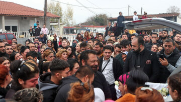 Θεσσαλονίκη: Οι Ρομά αποχαιρέτησαν τον 16χρονο με δάκρυα και μουσική