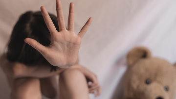 Κόρινθος: Το χρονικό της ομαδικής απόπειρας βιασμού μαθήτριας: «Μου έκανε κεφαλοκλείδωμα, μετά ήλθαν και οι υπόλοιποι...»