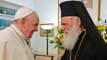 Ο πάπας Φραγκίσκος επιστρέφει θραύσματα του Παρθενώνα στην Ελλάδα και στον αρχιεπίσκοπο Ιερώνυμο