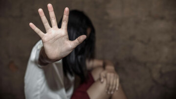 Κόρινθος: Το μήνυμα της μητέρας της 14χρονης που δέχθηκε σεξουαλική επίθεση από 5 συμμαθητές της