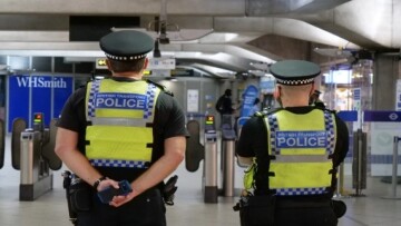 Γκάφα αστυνομικών στο Λονδίνο: Εισέβαλαν σε γκαλερί για να σώσουν άνθρωπο, τελικά αποδείχθηκε πως ήταν γλυπτό