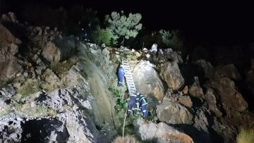 Χίος: Αστυνομικοί έσωσαν παράνομους μετανάστες που είχαν εγκλωβιστεί σε απόκρημνη περιοχή