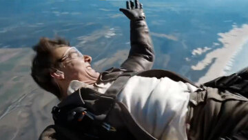 Τομ Κρουζ: Είπε «ευχαριστώ» στους θαυμαστές του κάνοντας ελεύθερη πτώση - Βίντεο