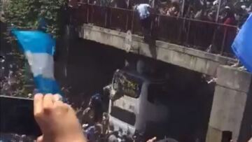 Οπαδός πήδηξε  από γέφυρα στο ανοιχτό λεωφορείο της Αργεντινής και έπεσε στο δρόμο - Δείτε βίντεο