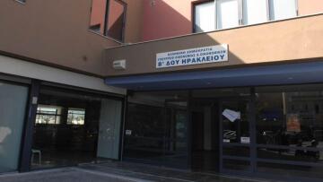 Ηράκλειο: Φωτιά στα γραφεία της εφορίας τη νύχτα