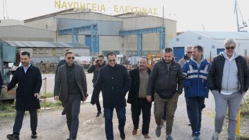 Στα ναυπηγεία Ελευσίνας ο Άδωνις Γεωργιάδης - Πληρώθηκαν 2.000 ευρώ οι εργαζόμενοι 