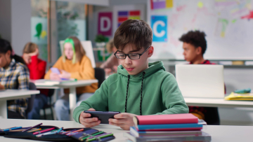 Ιταλία: Η κυβέρνηση απαγορεύει τα κινητά τηλέφωνα στις σχολικές τάξεις