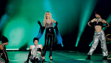 MadWalk 2022 by Serkova: Μόδα, μουσική και χρυσόσκονη