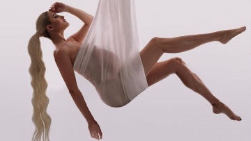 Ιωάννα Τούνη: Κάνει κούνια γυμνή λίγο πριν γεννήσει