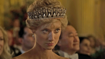 The Crown: Η Ελίζαμπεθ Ντεμπίκι ξάπλωσε σε ανοιχτό φέρετρο για να υποδυθεί τη νεκρή Νταϊάνα