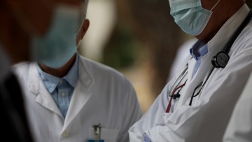 Με 2 τεστ την εβδομάδα και διπλή μάσκα η επιστροφή των ανεμβολίαστων γιατρών 