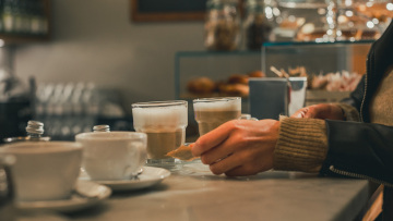 Καφετέρια έκρυψε έσοδα €1,45 εκατ. - Στην «τσιμπίδα» της ΑΑΔΕ 65 επιχειρήσεις εστίασης 