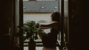 Tips για να ανεβάσετε τη διάθεσή σας τώρα που νυχτώνει νωρίς