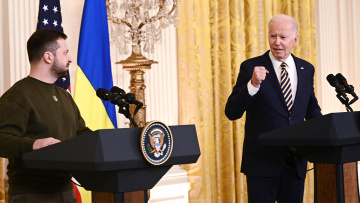 Πόλεμος στην Ουκρανία: Νέα βοήθεια 1,85 δισ. δολαρίων με Patriot και βόμβες ακριβείας ανακοίνωσε ο Μπάιντεν στον Ζελένσκι