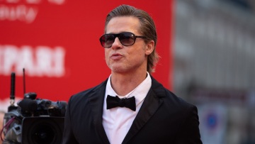 Μπραντ Πιτ: Από οδηγός για στρίπερ μέχρι και... κοτόπουλο ντύθηκε ο ηθοποιός, πριν κατακτήσει το Χόλιγουντ