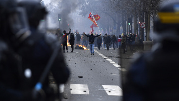 Γαλλία: Νέα επεισόδια ανάμεσα σε Κούρδους διαδηλωτές και Γάλλους αστυνομικούς στο Παρίσι - Δείτε βίντεο