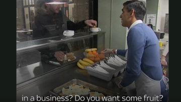 Σάλος στη Βρετανία με τον Σούνακ: Ρώτησε άστεγο αν εργάζεται σε επιχειρήσεις - Βίντεο