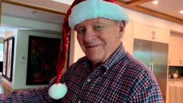 Άντονι Χόπκινς: Ευχήθηκε για τα Χριστούγεννα χορεύοντας υπό τους ήχους του «Dance Me To The End Of Love»