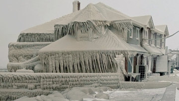 ΗΠΑ: «Είναι η θύελλα του αιώνα, δεν έχει τελειώσει» - Πέθαναν ακόμα και φτυαρίζοντας χιόνια από τις αυλές τους!