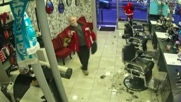 Παρίσι: Η στιγμή που ο 69χρονος που εκτέλεσε 3 Κούρδους μπήκε με το όπλο στο χέρι σε κουρείο