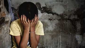 Φρίκη: Γιος ιερέα κατηγορείται ότι βίαζε τον 4χρονο γιο του - Ήταν μπροστά και η γιαγιά του παιδιού