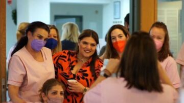Δανάη Μπάρκα: Επισκέφθηκε το γηροκομείο Πειραιώς με τη γιαγιά Τούλα - Η συγκίνησή της  
