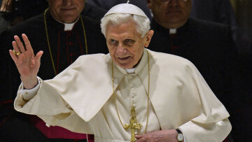 Η απόφαση του Φραγκίσκου για τις λειτουργίες στα λατινικά «ράγισε την καρδιά του Βενέδικτου», λέει ο πρώην γραμματέας του