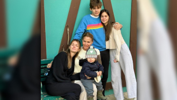 Η Τζένη Μπαλατσινού ποζάρει για πρώτη φορά με όλα τα παιδιά της - «Στην αγάπη ελαφραίνουν όλα»