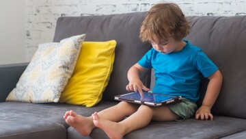 Η συνήθεια που επηρεάζει τη συναισθηματική ανάπτυξη του παιδιού – Τι να κάνετε