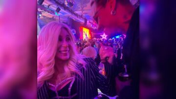 Σερ: Αποκαλεί «μπαμπάκα» τον κατά 40 χρόνια νεότερο σύντροφό της και το κοινό αντιδρά - Η απάντησή της 