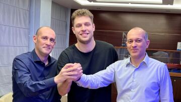 Ολυμπιακός: Ανανέωσε έως το 2025 ο Βεζένκοβ