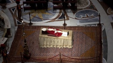 Θάνατος πάπα Βενέδικτου: Το απόκοσμο τελετουργικό της τελευταίας εξόδου