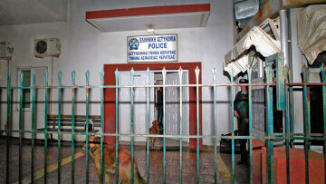 Κρατούμενος επιτέθηκε στους αστυνομικούς και δραπέτευσε από το τμήμα Κερατέας