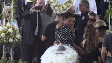 Πελέ: Σάλος με τις φωτογραφίες πάνω από το φέρετρο – Η σέλφι του Ινφαντίνο και η… χαρά της κόρης του