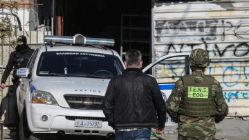 Ζεφύρι: Βίντεο από την επιχείρηση της ΕΛ.ΑΣ. στη Δυτική Αττική - Βρέθηκε μέχρι και βλήμα όλμου