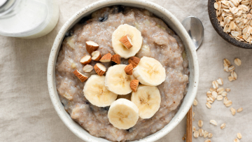 Πώς να φτιάξετε θρεπτικό πρωινό με μπανάνα και βρώμη