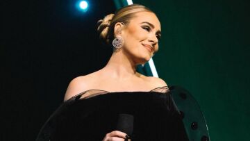 Αντέλ: Aνησυχία για την υγεία της τραγουδίστριας - Δεν μπορούσε να περπατήσει στη σκηνή