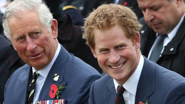 Κάρολος και Χάρι γεφυρώνουν το χάσμα - Γιατί αποφάσισε να παραστεί στη στέψη του πατέρα του